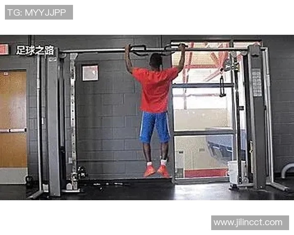 足球明星挑战极限展现力量与技巧引体向上训练精彩瞬间回顾